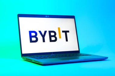 Prag, Çek Cumhuriyeti - 05: 18 2025: Bybit logosunu gösteren bir dizüstü bilgisayarın düşük açılı görüntüsü. Bybit şifreli para ve türev ticareti için bir platformdur.