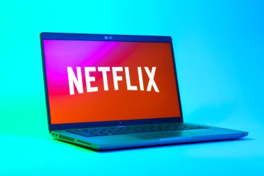 Prag, Çek Cumhuriyeti - 05: 18 2025: Netflix logosunu gösteren bir dizüstü bilgisayarın düşük açılı görüntüsü. Netflix sinema ve televizyon programları için bir yayın platformudur..