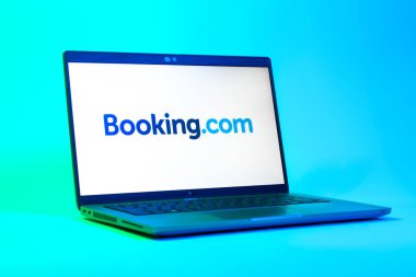 Prag, Çek Cumhuriyeti - 05: 18 2025: Booking.com logosunu gösteren bir dizüstü bilgisayarın düşük açılı görüntüsü. Rezervasyon, otel bulmak ve rezervasyon yaptırmak için bir platformdur..