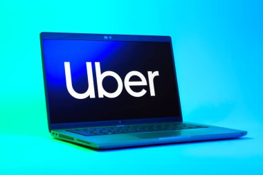 Prag, Çek Cumhuriyeti - 05: 18 2025: Uber logosunu gösteren bir dizüstü bilgisayarın düşük açılı görüntüsü. Uber ulaşım ve dağıtım hizmetleri için bir gezinti selamlama uygulaması.