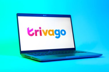 Prag, Çek Cumhuriyeti - 05: 18 2025: Trivago logosunu gösteren dizüstü bilgisayarın düşük açılı görüntüsü. Trivago otel fiyatlarını ve anlaşmaları karşılaştırmak için bir platform..