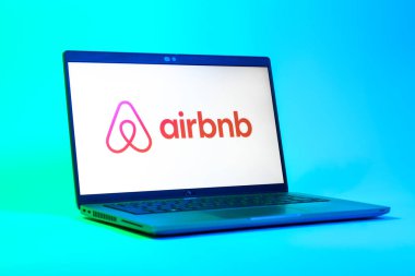 Prag, Çek Cumhuriyeti - 05: 18 2025: Airbnb logosunu gösteren bir dizüstü bilgisayarın düşük açılı görüntüsü. Airbnb dünya çapında kısa vadeli konaklama için bir platformdur..