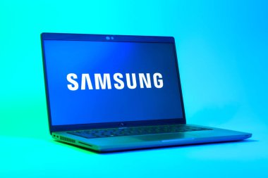Prag, Çek Cumhuriyeti - 05: 18 2025: Samsung logosunu gösteren bir dizüstü bilgisayarın düşük açılı görüntüsü. Samsung elektronik ve cihaz üreten bir teknoloji şirketi..