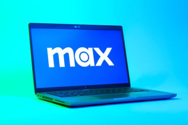 Prag, Çek Cumhuriyeti - 05: 18 2025: Max logosunu gösteren dizüstü bilgisayarın düşük açılı görüntüsü. Max, filmler, TV programları ve özgün içerikler için bir yayın platformudur..