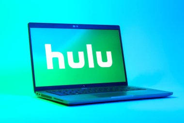 Prag, Çek Cumhuriyeti - 05: 18 2025: Hulu logosunu gösteren bir dizüstü bilgisayarın düşük açılı görüntüsü. Hulu TV şovları, filmler ve canlı TV için bir yayın platformu..