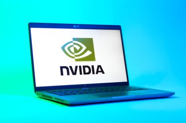 Prag, Çek Cumhuriyeti - 05: 18 2025: NVIDIA logosunu gösteren bir dizüstü bilgisayarın düşük açılı görüntüsü. NVIDIA, GPU ve yapay zeka donanımı alanında uzmanlaşmış bir teknoloji şirketidir..
