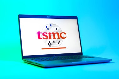 Prag, Çek Cumhuriyeti - 05: 18 2025: TSMC logosunu gösteren bir dizüstü bilgisayarın düşük açılı görüntüsü. TSMC, teknoloji şirketleri için yarı iletken dökümhane üretim çipleri..