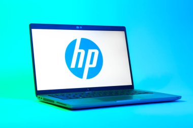 Prag, Çek Cumhuriyeti - 05: 18 2025: Hewlett-Packard logosunu gösteren bir dizüstü bilgisayarın düşük açılı görüntüsü. Hewlett-Packard bilgisayar ve yazıcı üreten bir teknoloji şirketidir..
