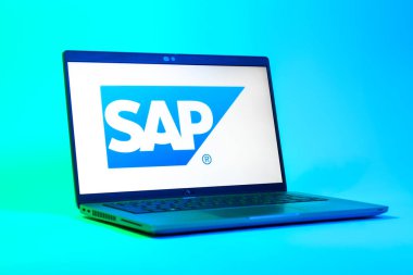 Prag, Çek Cumhuriyeti - 05: 18 2025: SAP logosunu gösteren bir dizüstü bilgisayarın düşük açılı görüntüsü. SAP, şirket uygulamaları ve çözümleri sağlayan bir yazılım şirketidir..