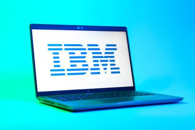 Prag, Çek Cumhuriyeti - 05: 18 2025: IBM logosunu gösteren bir dizüstü bilgisayarın düşük açılı görüntüsü. IBM yazılım, donanım ve danışmanlık sunan bir teknoloji şirketidir..