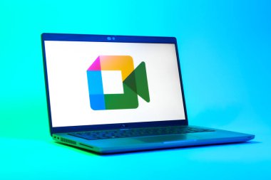 Prag, Çek Cumhuriyeti - 05: 18 2025: Google Meet logosunu gösteren bir dizüstü bilgisayarın düşük açılı görüntüsü. Google Meet video toplantıları ve çevrimiçi işbirliği için bir platformdur.