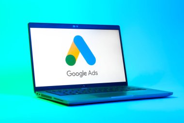 Prag, Çek Cumhuriyeti - 05: 18 2025: Google Ads logosunu gösteren bir dizüstü bilgisayarın düşük açılı görüntüsü. Google Reklamları, çevrimiçi reklamlar yaratmak ve yönetmek için bir platformdur.