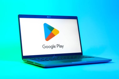 Prag, Çek Cumhuriyeti - 05: 18 2025: Google Play logosunu gösteren bir dizüstü bilgisayarın düşük açılı görüntüsü. Google Play uygulamaları, oyunları ve dijital içeriği indirmek için bir platformdur.