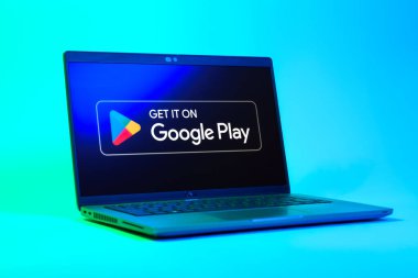 Prag, Çek Cumhuriyeti - 05: 18 2025: Google Play logosunu gösteren bir dizüstü bilgisayarın düşük açılı görüntüsü. Google Play uygulamaları, oyunları ve dijital içeriği indirmek için bir platformdur.