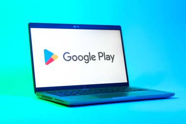 Prag, Çek Cumhuriyeti - 05: 18 2025: Google Play logosunu gösteren bir dizüstü bilgisayarın düşük açılı görüntüsü. Google Play uygulamaları, oyunları ve dijital içeriği indirmek için bir platformdur.