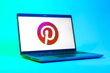 Prag, Çek Cumhuriyeti - 05: 18 2025: Pinterest logosunu gösteren bir dizüstü bilgisayarın düşük açılı görüntüsü. Pinterest fikirleri görsel olarak keşfetmek ve kaydetmek için bir platformdur..