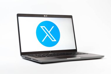 Prag, Çek Cumhuriyeti - 05: 18 2025: X logosunu gösteren bir dizüstü bilgisayarın düşük açılı görüntüsü. X, kısa gönderileri ve güncellemeleri paylaşmak için bir platformdur.