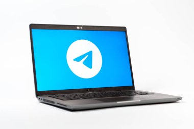 Prag, Çek Cumhuriyeti - 05: 18 2025: Telegram logosunu gösteren bir dizüstü bilgisayarın düşük açılı görüntüsü. Telgraf hızlı ve güvenli iletiler için bir uygulamadır.