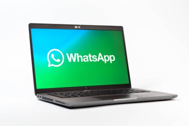 Prag, Çek Cumhuriyeti - 05: 18 2025: WhatsApp logosunu gösteren bir dizüstü bilgisayarın düşük açılı görüntüsü. WhatsApp mesaj, çağrı ve medya göndermek için bir uygulamadır.