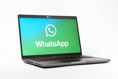 Prag, Çek Cumhuriyeti - 05: 18 2025: WhatsApp logosunu gösteren bir dizüstü bilgisayarın düşük açılı görüntüsü. WhatsApp mesaj, çağrı ve medya göndermek için bir uygulamadır.