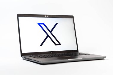 Prag, Çek Cumhuriyeti - 05: 18 2025: X logosunu gösteren bir dizüstü bilgisayarın düşük açılı görüntüsü. X, kısa gönderileri ve güncellemeleri paylaşmak için bir platformdur.