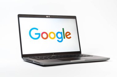 Prag, Çek Cumhuriyeti - 05: 18 2025: Google logosunu gösteren bir dizüstü bilgisayarın düşük açılı görüntüsü. Google bilgi için bir arama motoru ve teknoloji platformudur.