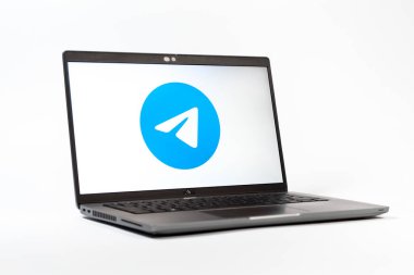 Prag, Çek Cumhuriyeti - 05: 18 2025: Telegram logosunu gösteren bir dizüstü bilgisayarın düşük açılı görüntüsü. Telgraf hızlı ve güvenli iletiler için bir uygulamadır.