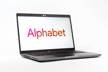 Prag, Çek Cumhuriyeti - 05: 18 2025: Alfabe logosunu gösteren bir dizüstü bilgisayarın düşük açılı görüntüsü. Alfabe, Google ve diğer teknolojik girişimlerin ana şirketidir..