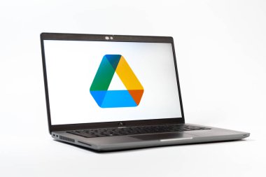Prag, Çek Cumhuriyeti - 05: 18 2025: Google Drive logosunu gösteren bir dizüstü bilgisayarın düşük açılı görüntüsü. Google Drive dosyaları çevrimiçi depolamak ve paylaşmak için bir platformdur.