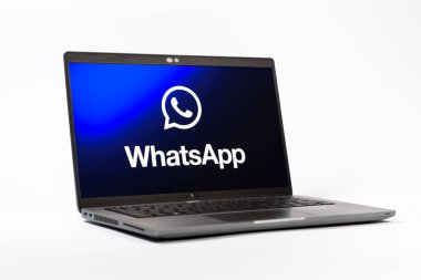 Prag, Çek Cumhuriyeti - 05: 18 2025: WhatsApp logosunu gösteren bir dizüstü bilgisayarın düşük açılı görüntüsü. WhatsApp mesaj, çağrı ve medya göndermek için bir uygulamadır.