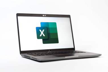 Prag, Çek Cumhuriyeti - 05: 18 2025: Excel logosunu gösteren bir dizüstü bilgisayarın düşük açılı görüntüsü. Excel, tablo, veri analizi ve hesaplamalar için bir yazılımdır..