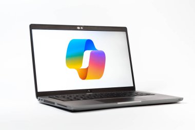 Prag, Çek Cumhuriyeti - 05: 18 2025: Copilot logosunu gösteren bir dizüstü bilgisayarın düşük açılı görüntüsü. Copilot, üretkenlik yardımı için yazılıma entegre edilmiş bir yapay zeka asistanıdır..