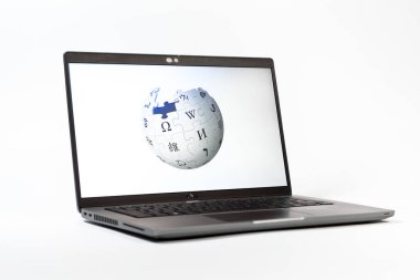 Prag, Çek Cumhuriyeti - 05: 18 2025: Vikipedi logosunu gösteren bir dizüstü bilgisayarın düşük açılı görüntüsü. Vikipedi çevrimiçi bir ansiklopedidir..