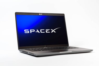 Prag, Çek Cumhuriyeti - 05: 18 2025: SpaceX logosunu gösteren bir dizüstü bilgisayarın düşük açılı görüntüsü. SpaceX uzay keşfi ve roket fırlatmaları için özel bir şirkettir..
