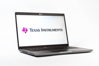 Prag, Çek Cumhuriyeti - 05: 18 2025: Texas Instruments logosunu gösteren dizüstü bilgisayarın düşük açılı görüntüsü. Texas Instruments yarı iletken ve elektronik üreten bir şirket..