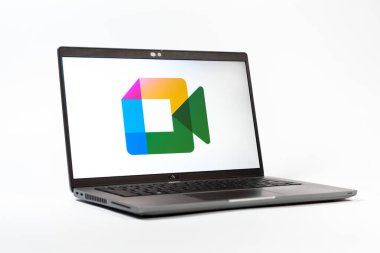 Prag, Çek Cumhuriyeti - 05: 18 2025: Google Meet logosunu gösteren bir dizüstü bilgisayarın düşük açılı görüntüsü. Google Meet video toplantıları ve çevrimiçi işbirliği için bir platformdur.