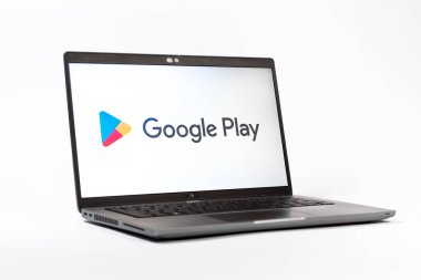 Prag, Çek Cumhuriyeti - 05: 18 2025: Google Play logosunu gösteren bir dizüstü bilgisayarın düşük açılı görüntüsü. Google Play uygulamaları, oyunları ve dijital içeriği indirmek için bir platformdur.