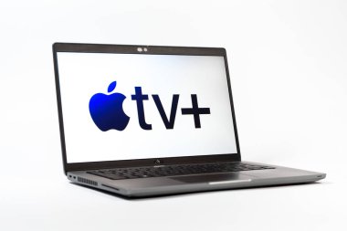 Prag, Çek Cumhuriyeti - 05: 18 2025: Apple TV + logosunu gösteren bir dizüstü bilgisayarın düşük açılı görüntüsü. Apple TV +, filmler ve TV programları için bir yayın platformudur..
