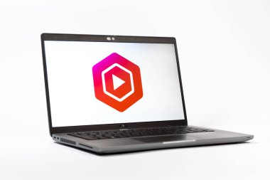 Prag, Çek Cumhuriyeti - 05: 18 2025: Youtube Studio logosunu gösteren bir dizüstü bilgisayarın düşük açılı görüntüsü. Youtube Studio YouTube kanallarını yönetmek ve analiz etmek için bir platformdur.