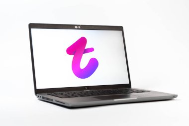 Prag, Çek Cumhuriyeti - 05: 18 2025: Tango logosunu gösteren dizüstü bilgisayarın düşük açılı görüntüsü. Tango, görüntülü aramalar, mesajlar ve canlı yayınlar için sosyal bir uygulama..