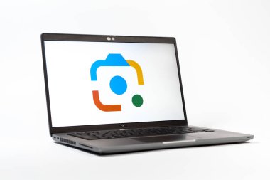 Prag, Çek Cumhuriyeti - 05: 18 2025: Google Lens logosunu gösteren bir dizüstü bilgisayarın düşük açılı görüntüsü. Google Lens, resimlerdeki görsel arama ve bilgi için kullanılan bir araçtır..