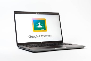 Prag, Çek Cumhuriyeti - 05: 18 2025: Google Sınıfı logosunu gösteren bir dizüstü bilgisayarın düşük açılı görüntüsü. Google Sınıfı, sınıfları ve eğitim içeriğini yönetmek için bir platformdur.