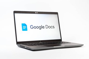 Prag, Çek Cumhuriyeti - 05: 18 2025: Google Docs logosunu gösteren bir dizüstü bilgisayarın düşük açılı görüntüsü. Google Docs metin belgeleri oluşturmak ve düzenlemek için bir platformdur.