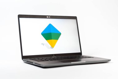 Prag, Çek Cumhuriyeti - 05: 18 2025: Google Family Link logosunu gösteren bir dizüstü bilgisayarın düşük açılı görüntüsü. Google Family Link ebeveyn denetimi ve çocuk hesabı yönetimi için bir platformdur.
