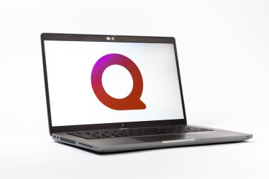 Prag, Çek Cumhuriyeti - 05: 18 2025: Quora logosunu gösteren bir dizüstü bilgisayarın düşük açılı görüntüsü. Quora soru sormak ve bilgi paylaşmak için bir platformdur..