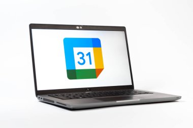 Prag, Çek Cumhuriyeti - 05: 18 2025: Google Takvim logosunu gösteren bir dizüstü bilgisayarın düşük açılı görüntüsü. Google Takvimi olayları zamanlamak ve yönetmek için bir platformdur.