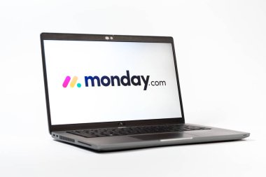 Prag, Çek Cumhuriyeti - 05: 18 2025: Monday.com logosunu gösteren bir dizüstü bilgisayarın düşük açılı görüntüsü. Monday.com proje yönetimi ve takım işbirliği için bir platformdur.
