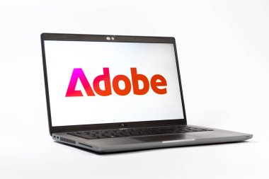Prag, Çek Cumhuriyeti - 05: 18 2025: Adobe logosunu gösteren bir dizüstü bilgisayarın düşük açılı görüntüsü. Adobe yaratıcı araçlar ve hizmetler sunan bir yazılım şirketidir..
