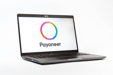 Prag, Çek Cumhuriyeti - 05: 18 2025: Payonez logosunu gösteren bir dizüstü bilgisayarın düşük açılı görüntüsü. Paeveryone, küresel online ödemeler ve para transferleri için bir platformdur.