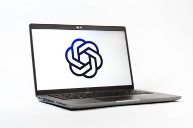 Prag, Çek Cumhuriyeti - 05: 18 2025: OpenAI logosunu gösteren bir dizüstü bilgisayarın düşük açılı görüntüsü. OpenAI, yapay zeka modelleri ve uygulamaları geliştiren bir platformdur..